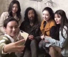 “大师”捡垃圾走红,折射的是空虚无聊?