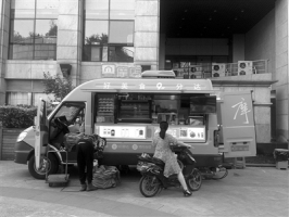 杭州街头冒出车轮上的便利店 要挑战传统店?