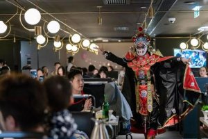 海底捞发布上市后首份年报,收入和净利均增长约60%