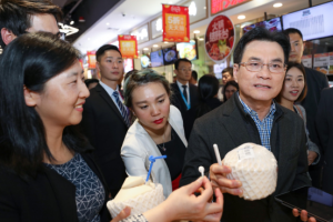 泰国副总理进博会首日拜访盒马 现场直播家乡特产