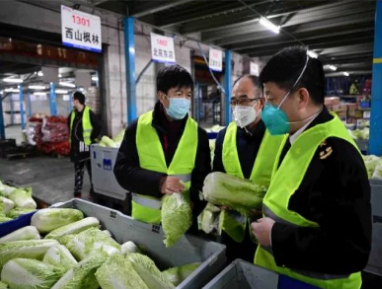 抗击疫情,零售企业蹲守产地保障蔬菜供应