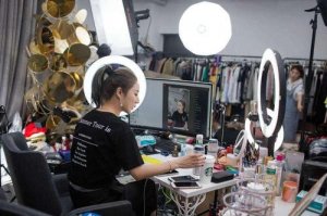 请不起李佳琦 CEO们涌进直播间带货