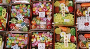 1年吃掉两万亿 “吃货们”掀起网红零食风