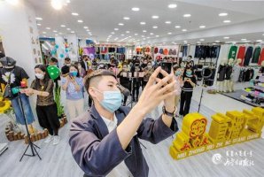 疫情冲击之下 线下商场也来直播带货