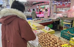 价格再度冲上6元/斤大关 鸡蛋淡季涨价为哪般