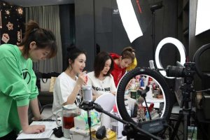 李佳琦被监管整改背后,直播电商价值在回归