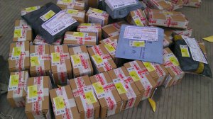 年报预告喜忧参半 快递业转型发展