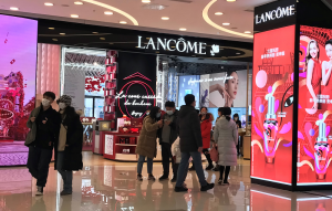 近三成年轻人春节开销超过月收入 年货市场越来越新潮