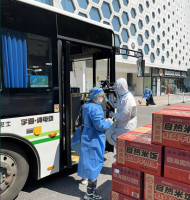 驾着公交去“投喂” 家乐福“流动超市”开进社区