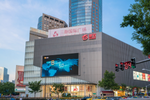 南京新百上半年净利润3.96亿,下降34.35%